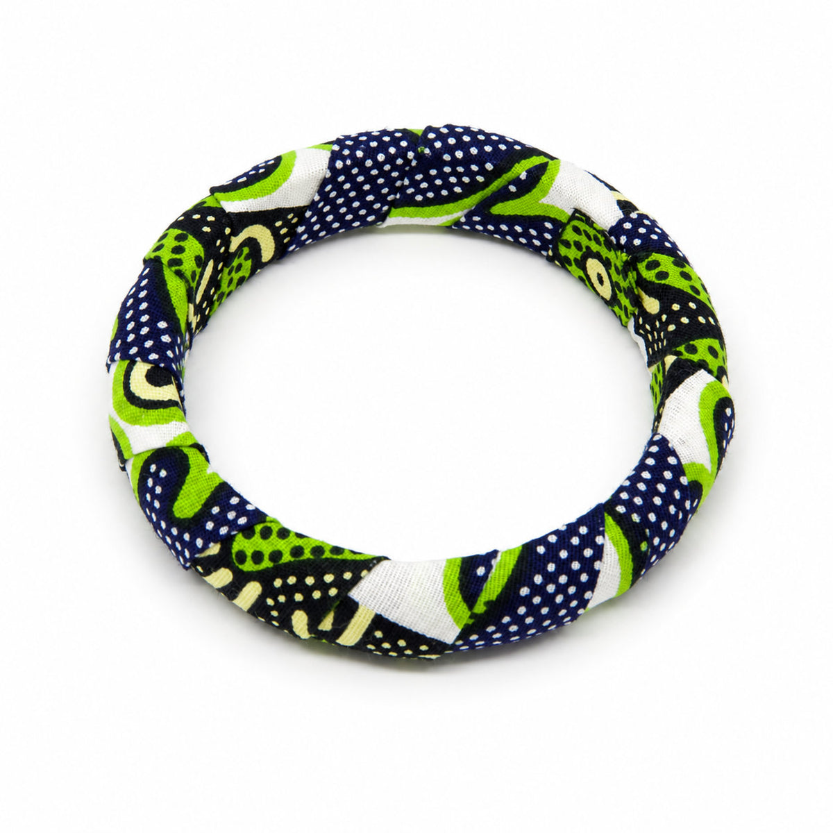 Bracelet jonc rond en bois recouvert de tissu wax vert et bleu marine à motifs de pois, isolé sur fond blanc.
