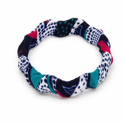 Bracelet jonc torsadé artisanal en tissu wax africain, motif graphique multicolore marine blanc rose fuchsia et vert émeraude — vue produit