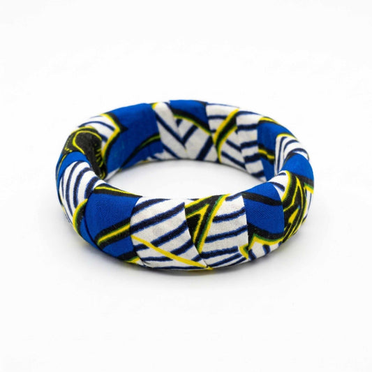 Bracelet jonc en tissu wax aux motifs géométriques bleu roi, jaune et blanc, fabriqué à la main.