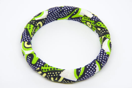 Bracelet jonc artisanal recouvert de tissu wax bleu marine à pois blancs et motifs vert anis - Bijou africain fait main Djêkoo Wax

