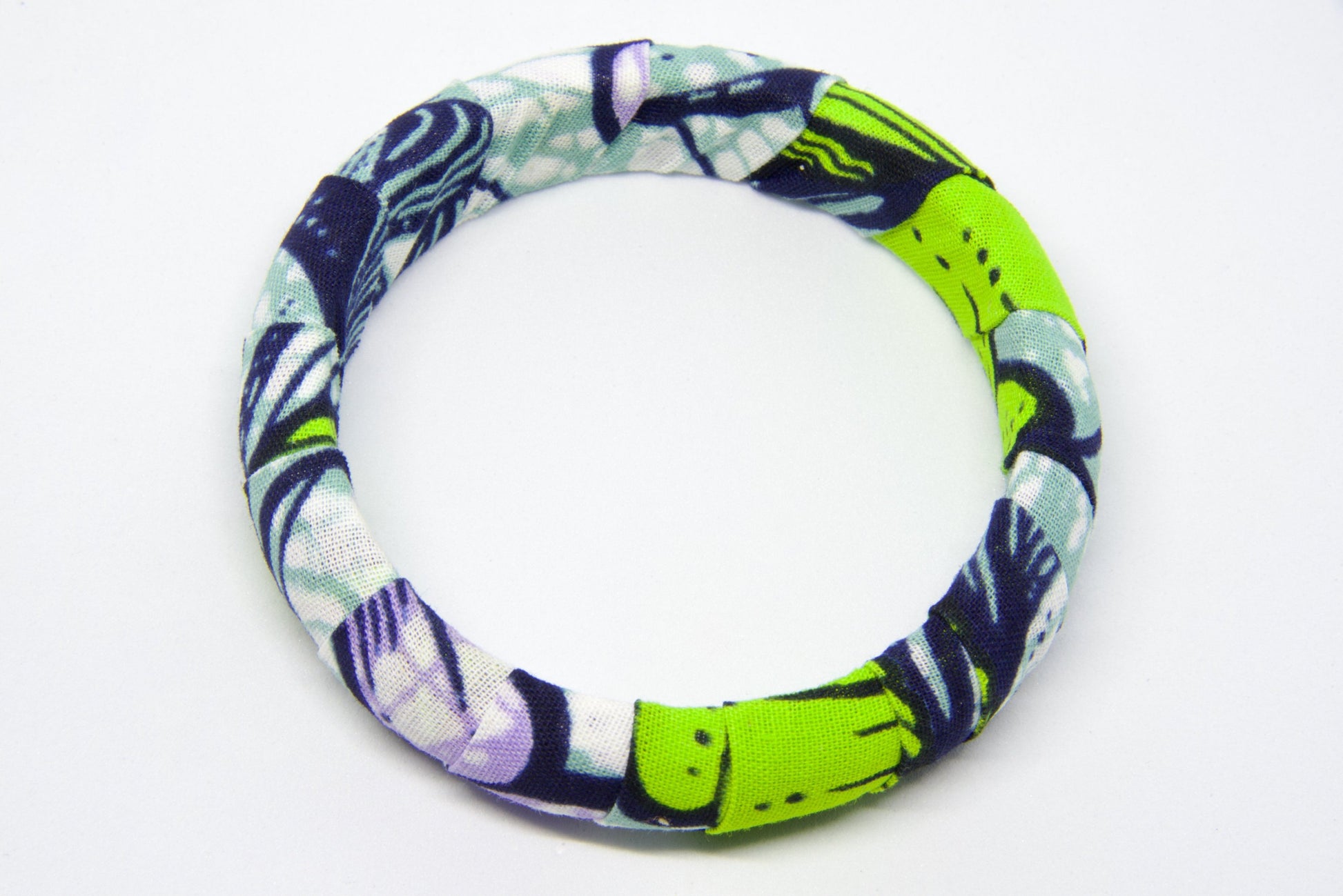 Bracelet jonc artisanal recouvert de tissu wax vert anis à motifs feuilles noires et violet lavande à motifs floraux - Bijou africain fait main Djêkoo Wax


