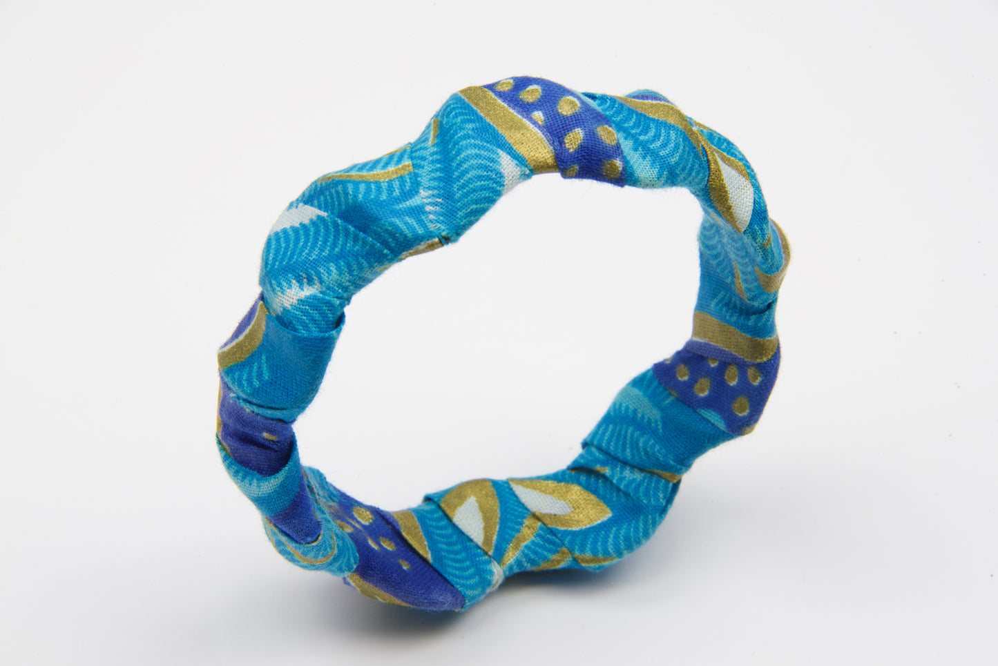 bracelet artisanal femme fait en bois et tissu wax de couleurs bleu et or