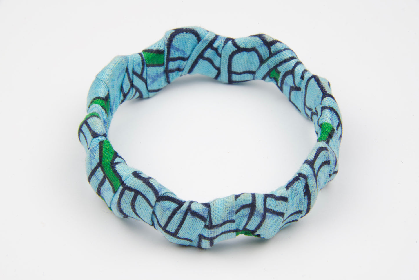 bracelet artisanal femme en bois et tissu wax fait main, de couleurs vert, bleu