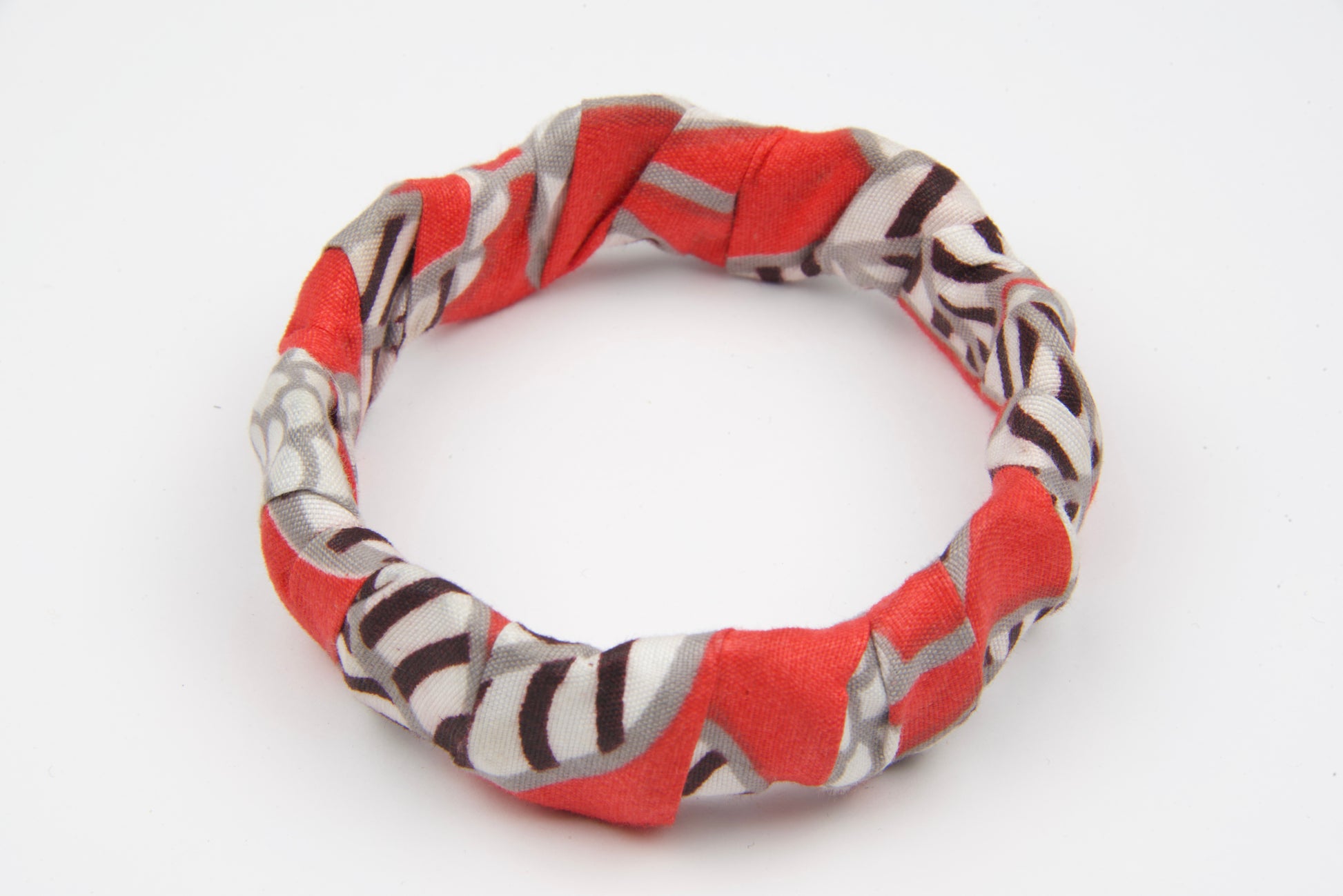 bracelet artisanal femme en bois et tissu wax fait main, de couleurs rouge, blanc, gris