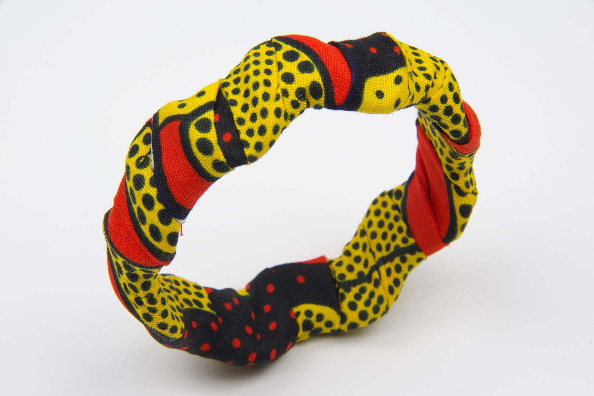 bracelet femme en bois et tissu wax de couleurs jaune, noir, rouge