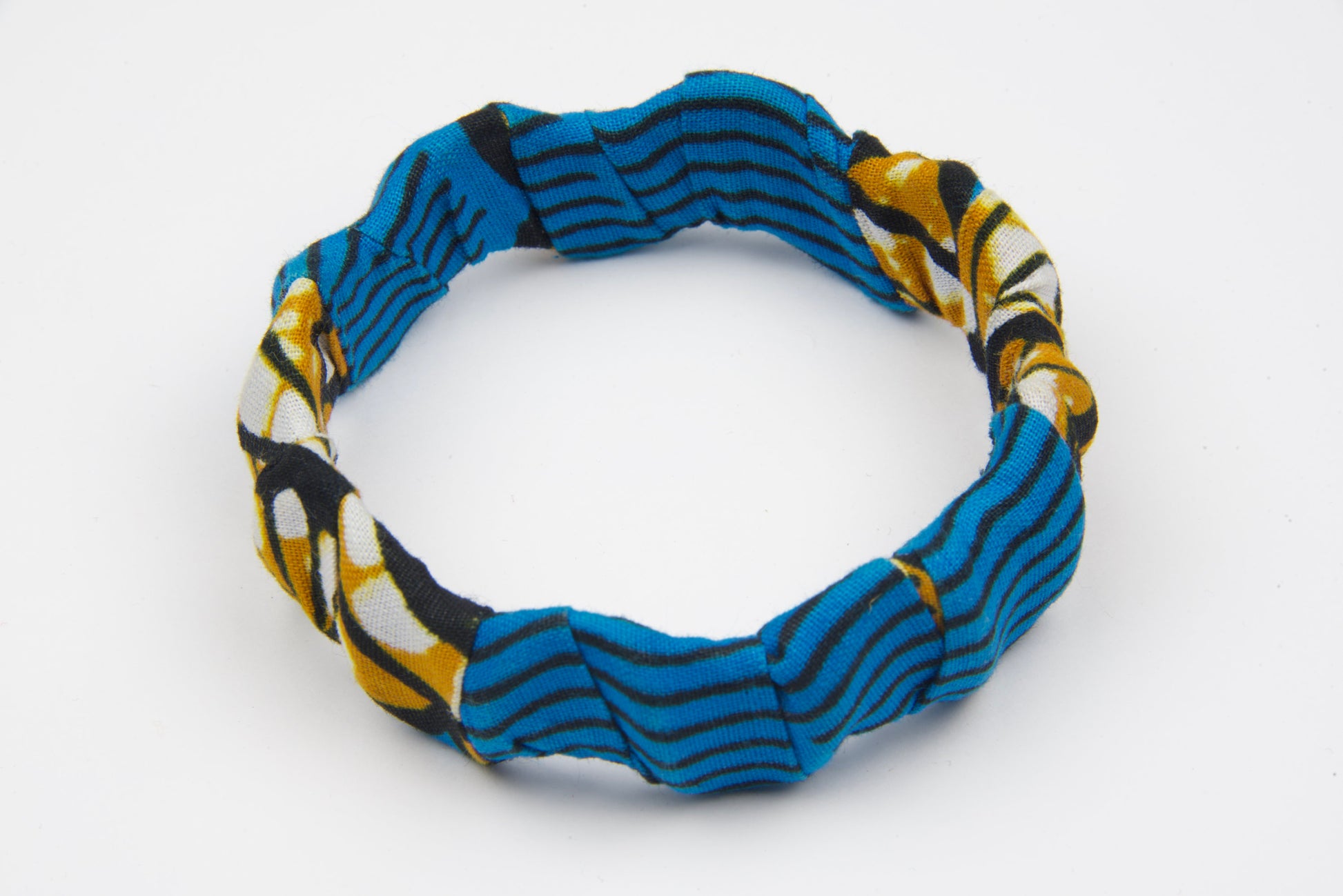 bracelet artisanal pour femme fait main en bois et tissu wax de couleurs bleu, noir, orange et blanc