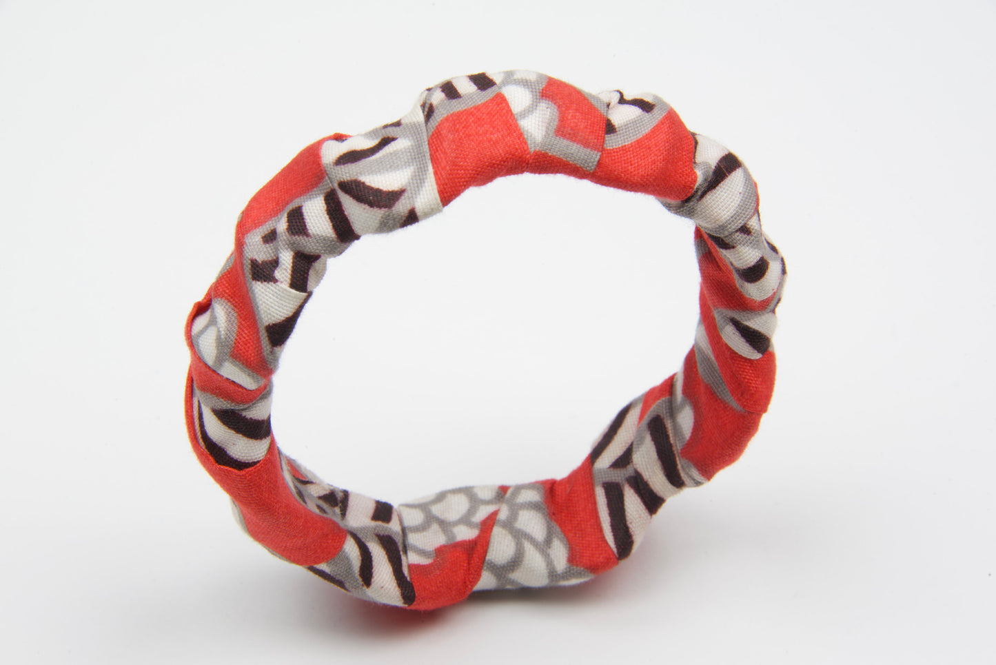 bracelet artisanal femme en bois et tissu wax fait main, de couleurs rouge, blanc, gris