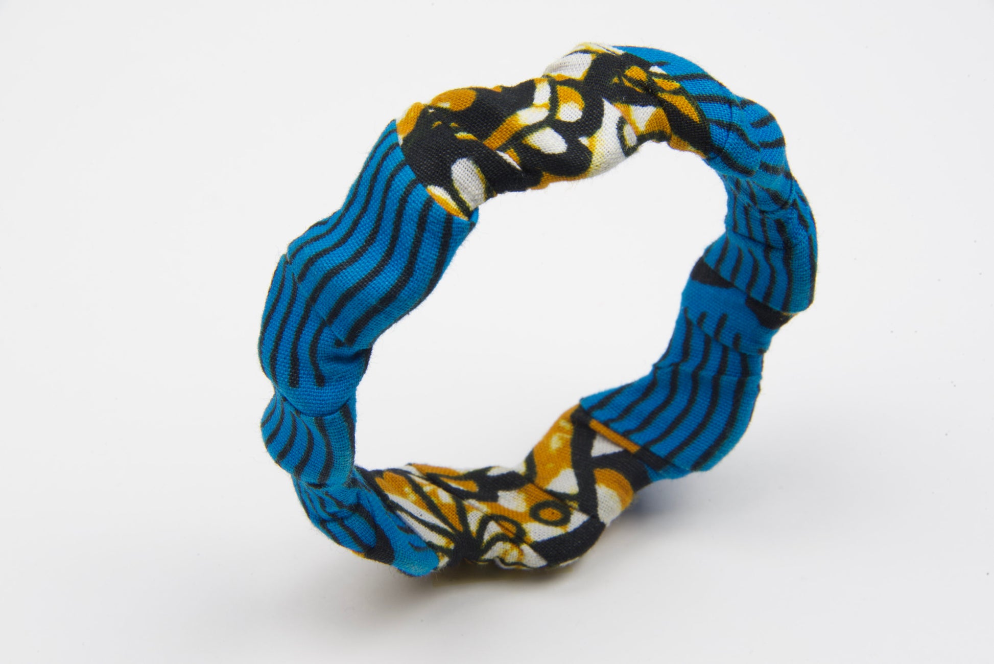 bracelet artisanal pour femme fait main en bois et tissu wax de couleurs bleu, noir, orange et blanc