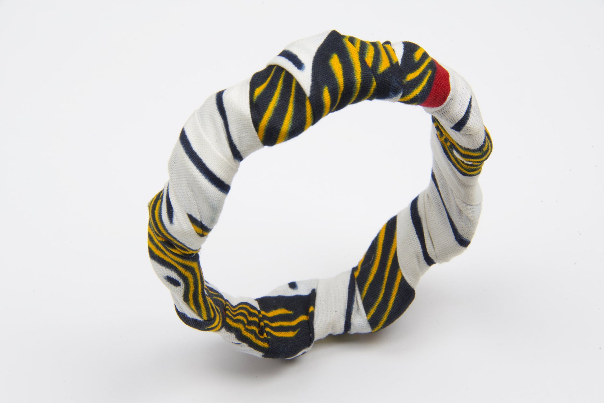 bracelet femme en bois et tissu wax de couleurs blanc, jaune, noir, rouge