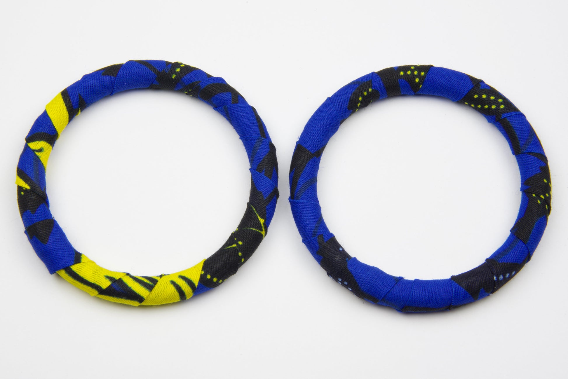 Bracelet double rigide fait main en tissu wax et bois de couleurs bleu jaune et noir