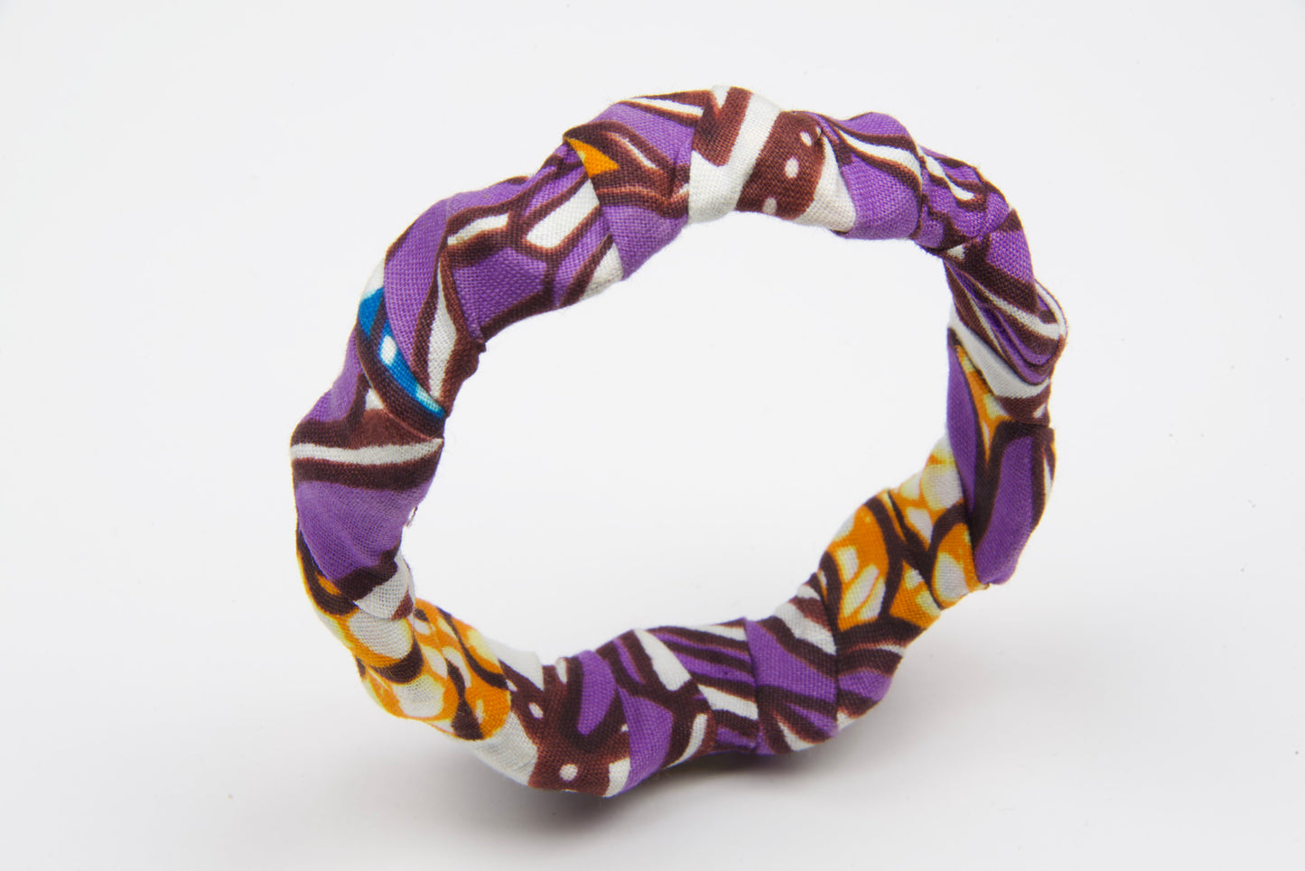 bracelet artisanal femme fait main, de couleurs violet, orange, blanc, marron