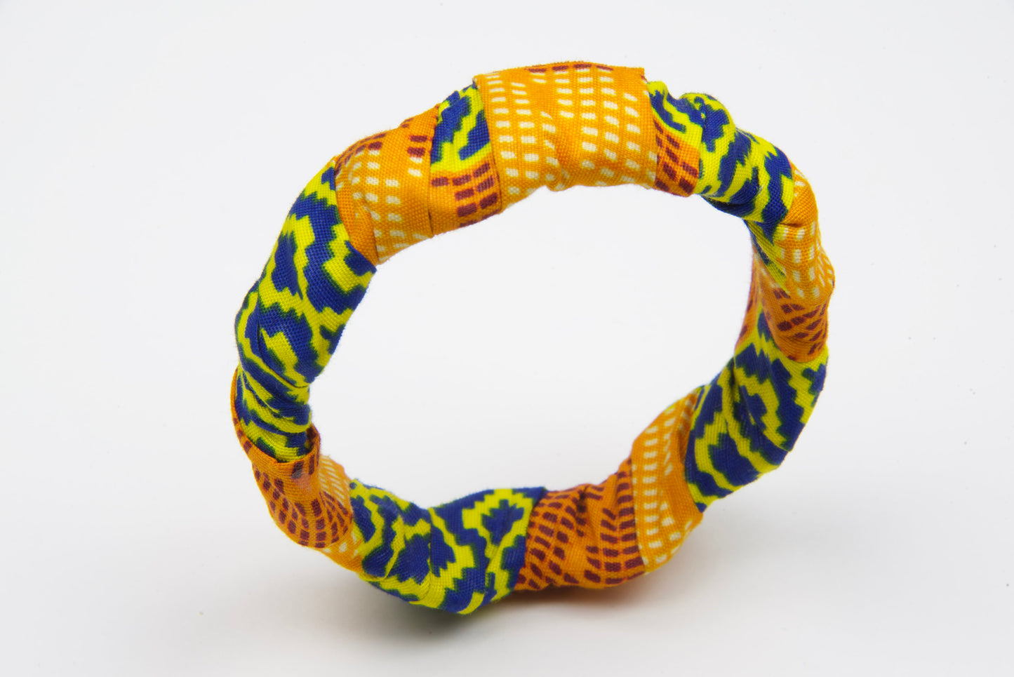 Bracelet pour femme en bois recouvert de tissu wax orange bleu jaune en forme de vague