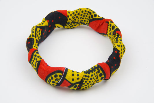 bracelet femme en bois et tissu wax de couleurs jaune, noir, rouge