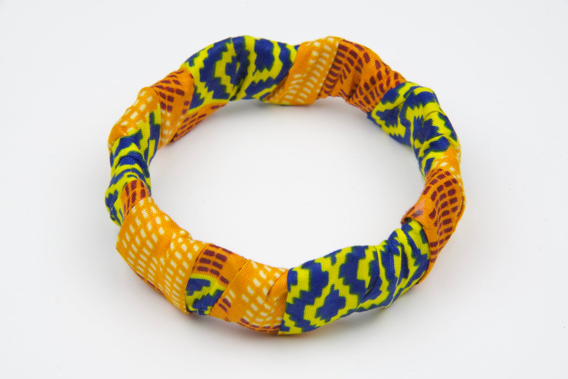 Bracelet pour femme en bois recouvert de tissu wax orange bleu jaune 