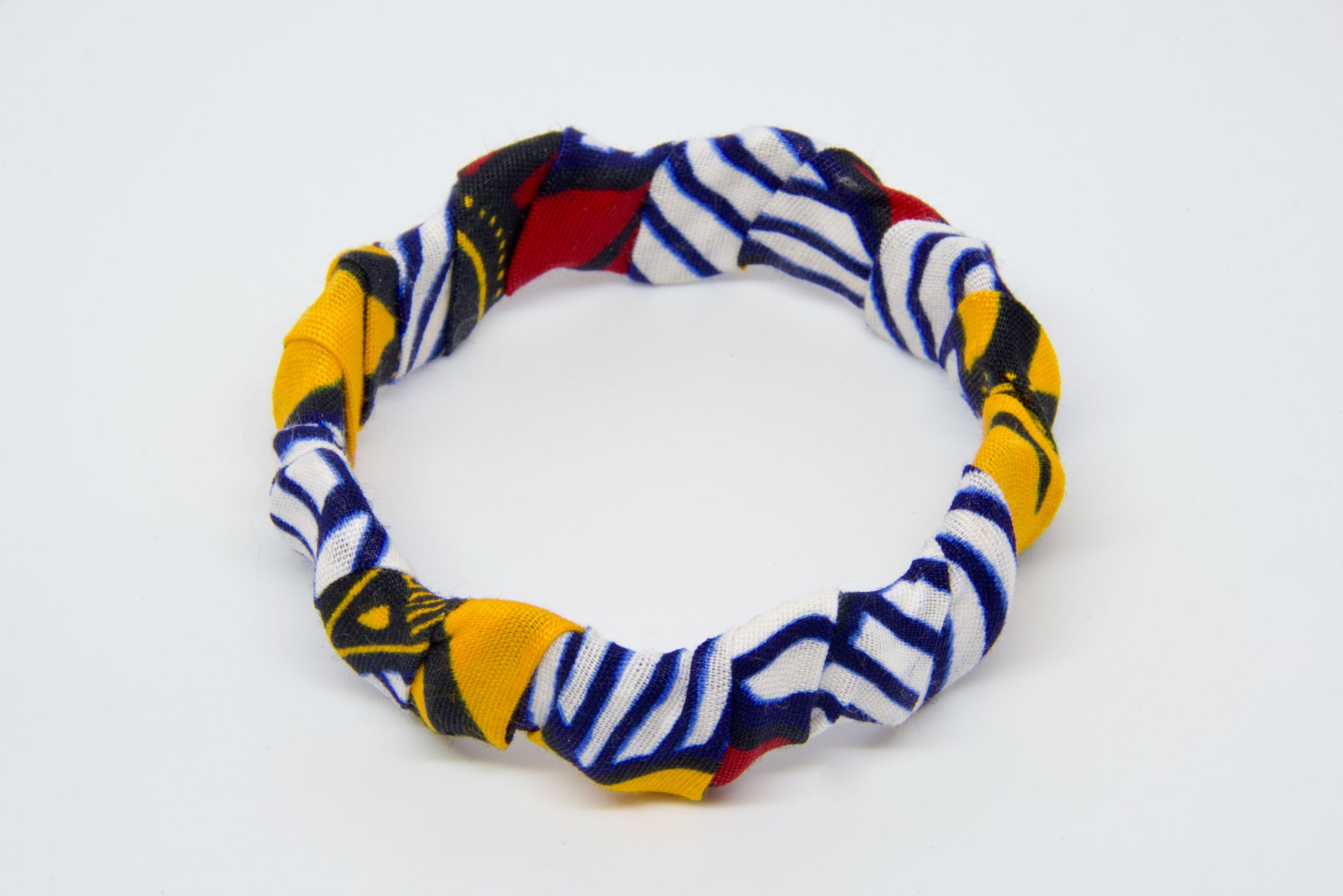 bracelet artisanal femme en bois et tissu wax fait main, de couleurs rouge, blanc, jaune, bleu