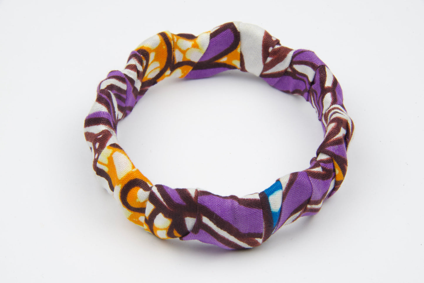 bracelet artisanal femme fait main, de couleurs violet, orange, blanc, marron