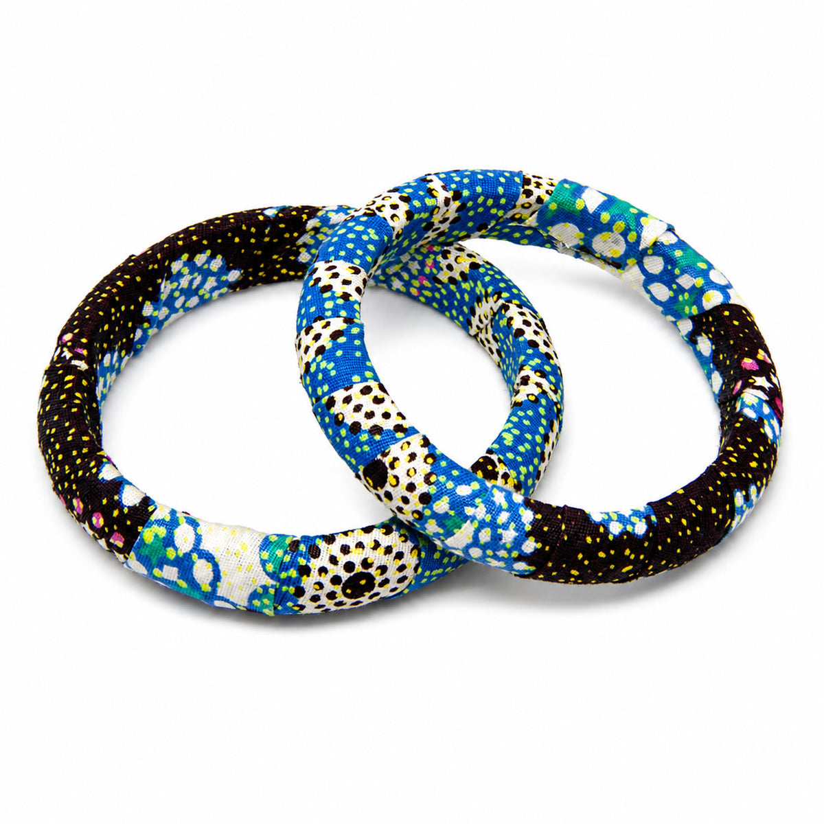 Duo de bracelets joncs ronds en bois recouverts de tissu wax bleu et noir à motifs pointillistes jaunes, isolés sur fond blanc.