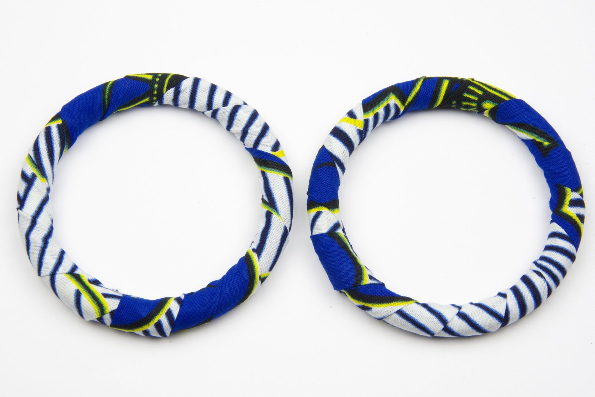 Bracelet wax artisanal bois bleu blanc jaune noir - tissu recyclé - fait main 