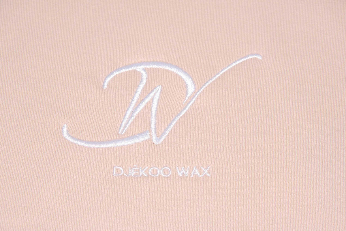 Détail de la broderie blanche sur sweat à capuche bio femme rose en wax véritable Djêkoo Wax