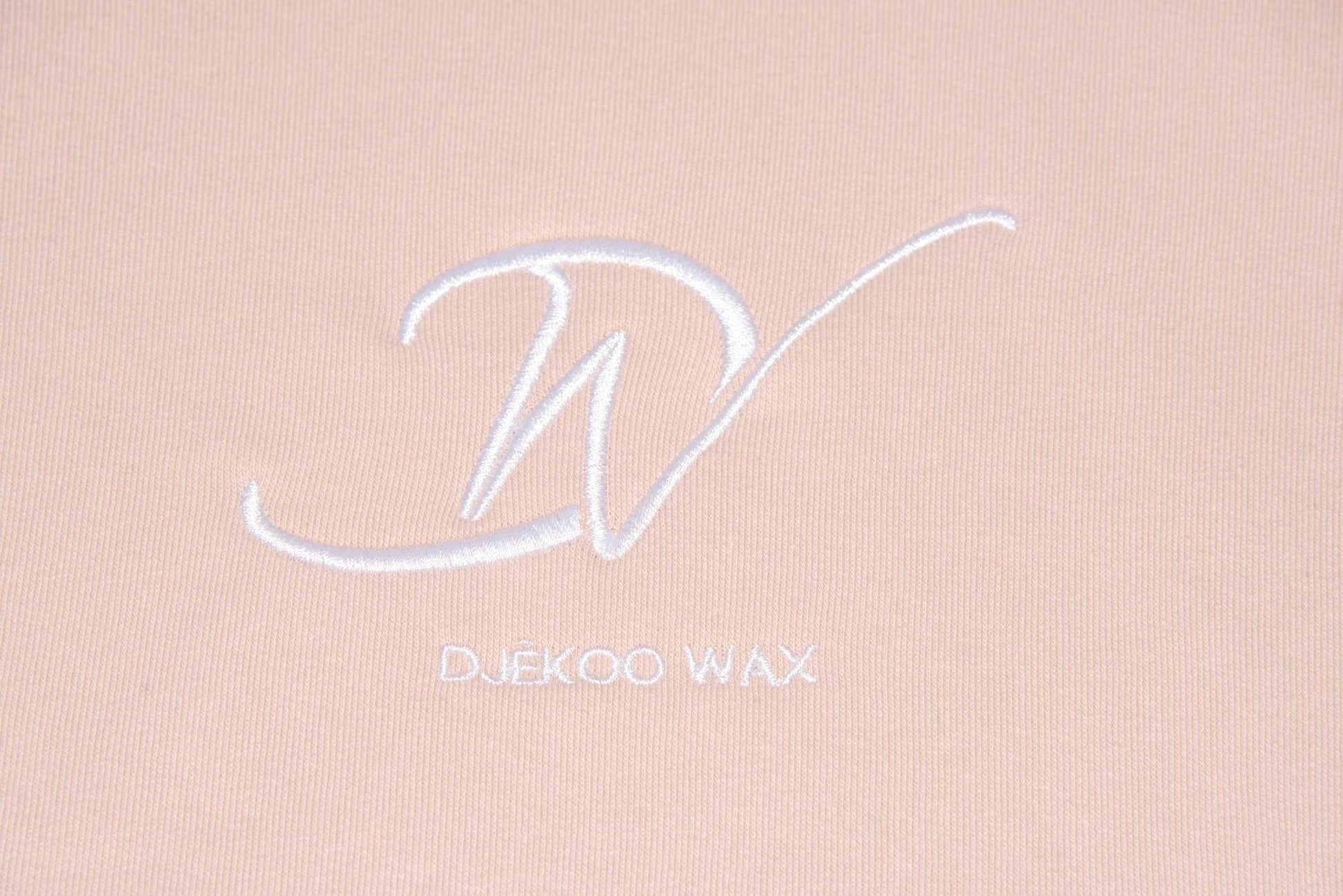 Détail de la broderie blanche sur sweat à capuche bio femme rose en wax véritable Djêkoo Wax