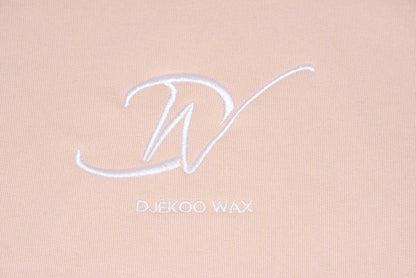 Détail de la broderie blanche sur sweat à capuche bio femme rose en wax véritable Djêkoo Wax