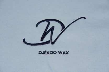Détail de la broderie logo sur sweat à capuche bio femme bleu ciel Djêkoo Wax
