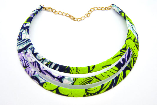 Collier wax ras de cou artisanal pour femme aux motifs verts, violets et bleu marine