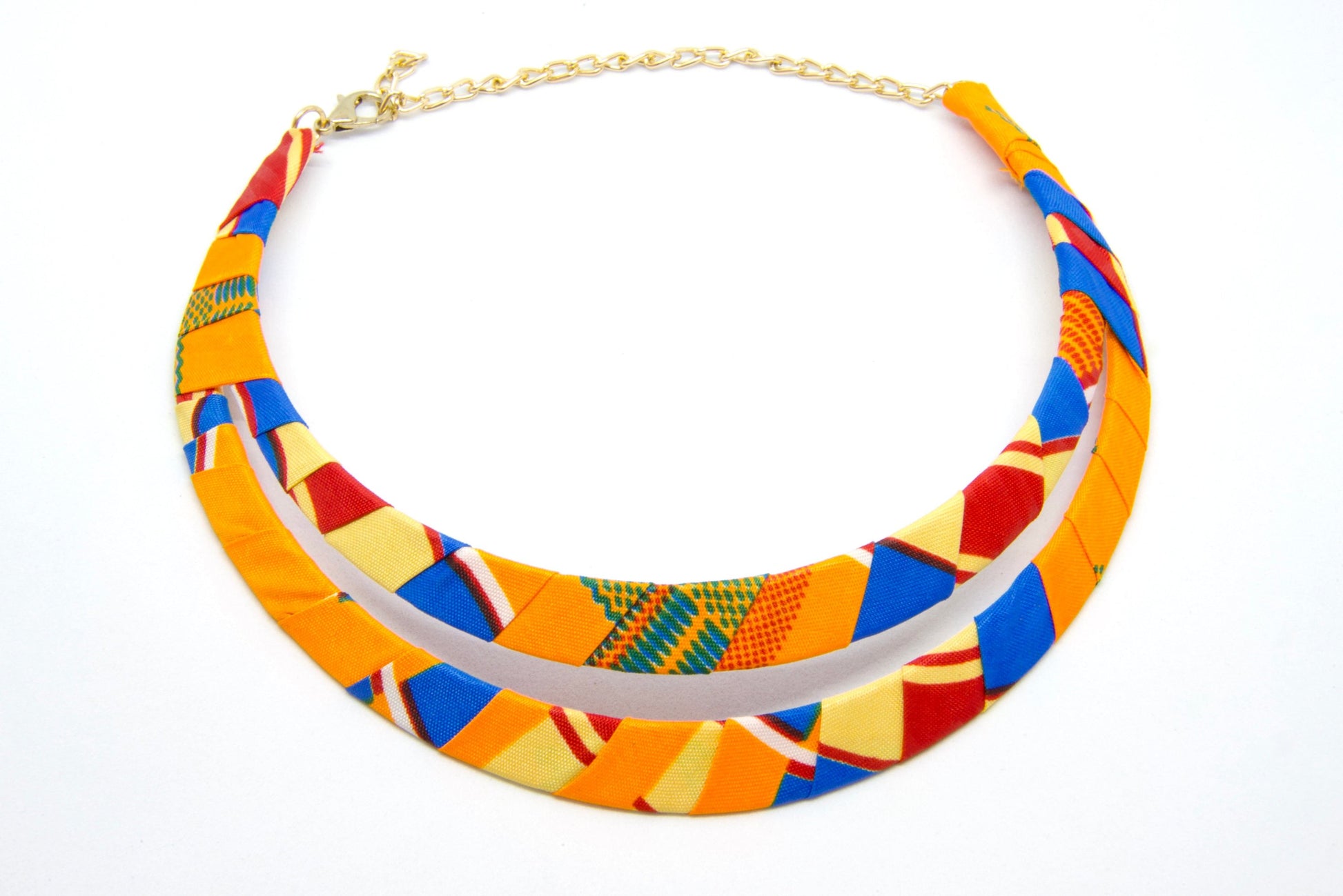 Collier ras de cou fait main en wax orange, bleu et rouge avec motifs Kente et chaîne dorée - Bijou éthique