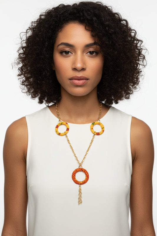 Mannequin portant le Collier Wax Sautoir orange, rouge, vert et blanc, bijou africain artisanal Djêkoo Wax