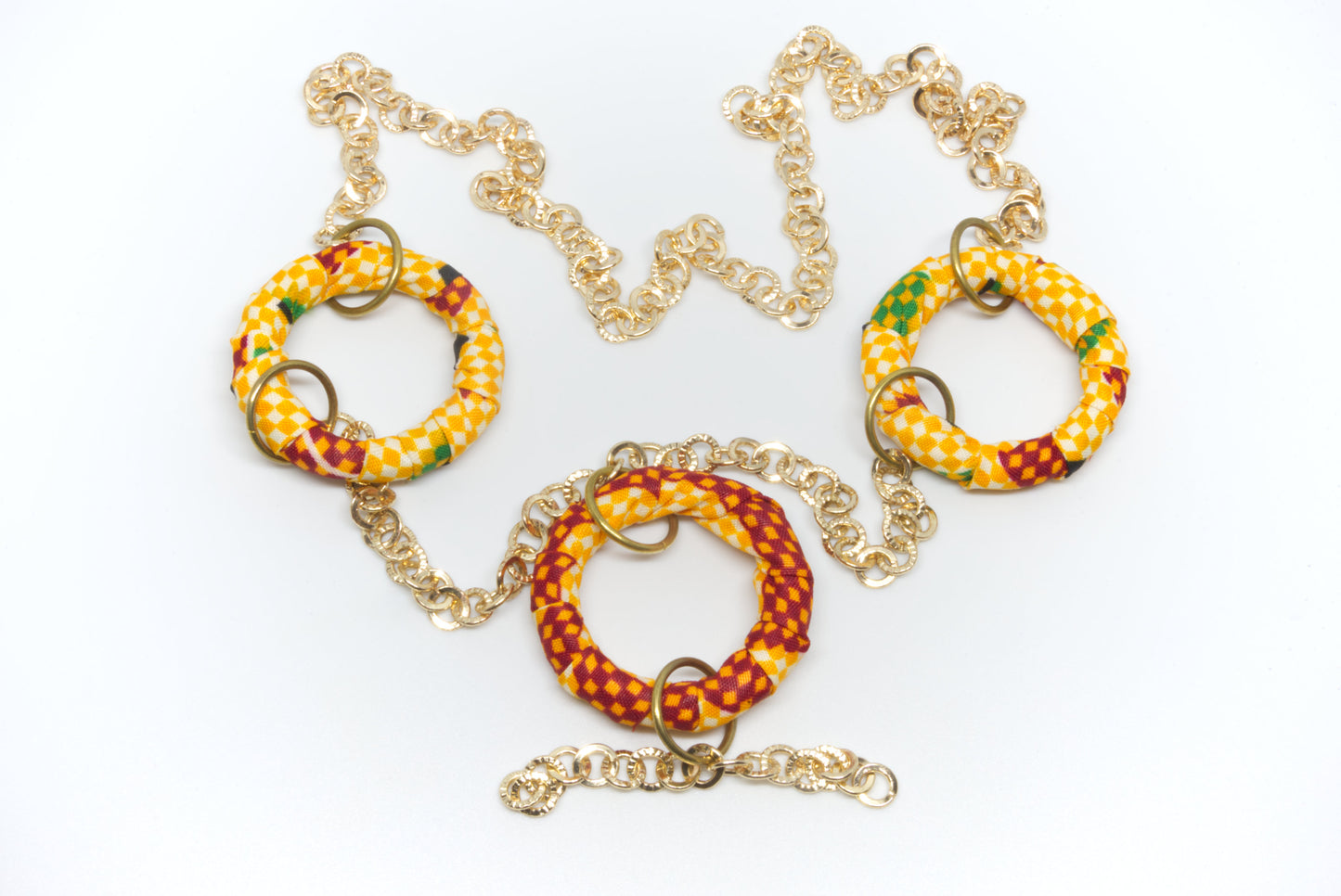 Collier sautoir femme en tissu wax orange rouge et vert avec trois anneaux recouverts motif Kente et chaîne dorée - Djêkoo Wax

