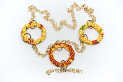 Collier sautoir femme en tissu wax orange rouge et vert avec trois anneaux recouverts motif Kente et chaîne dorée - Djêkoo Wax

