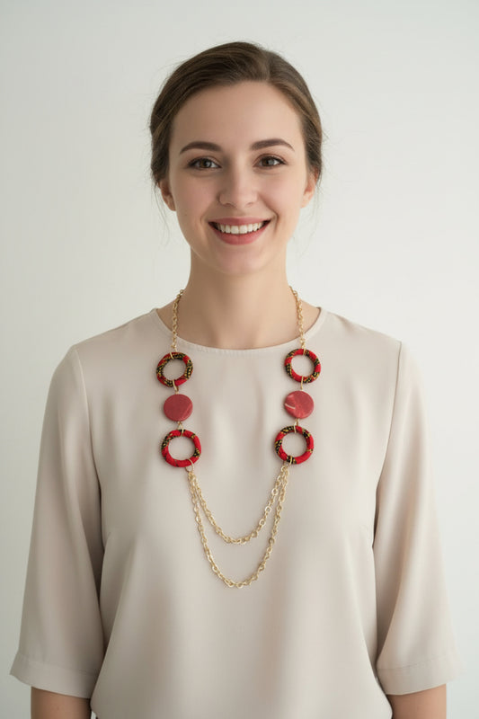 Collier wax sautoir Djêkoo Wax porté par une femme, motifs rouge jaune et noir