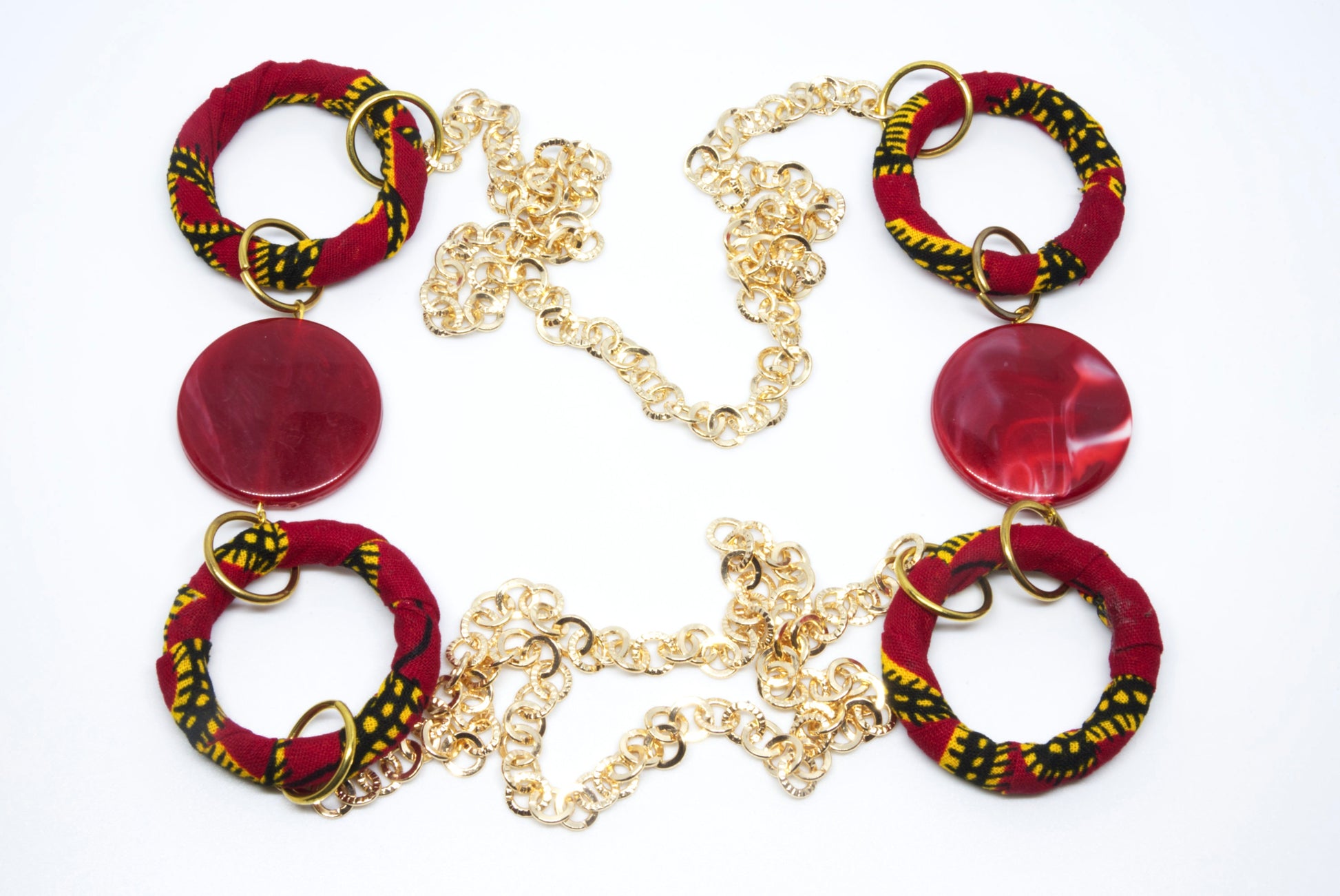Sautoir artisanal wax rouge bordeaux et jaune avec médaillons nacre et anneaux recouverts - Bijou ethnique