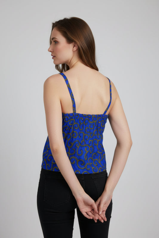 Vue dos femme portant un débardeur bretelles en tissu wax bleu royal à motifs arabesques jaune et noir pointillés avec bretelles larges en tissu wax assorti et coupe trapèze fluide - Mode africaine premium Djêkoo Wax