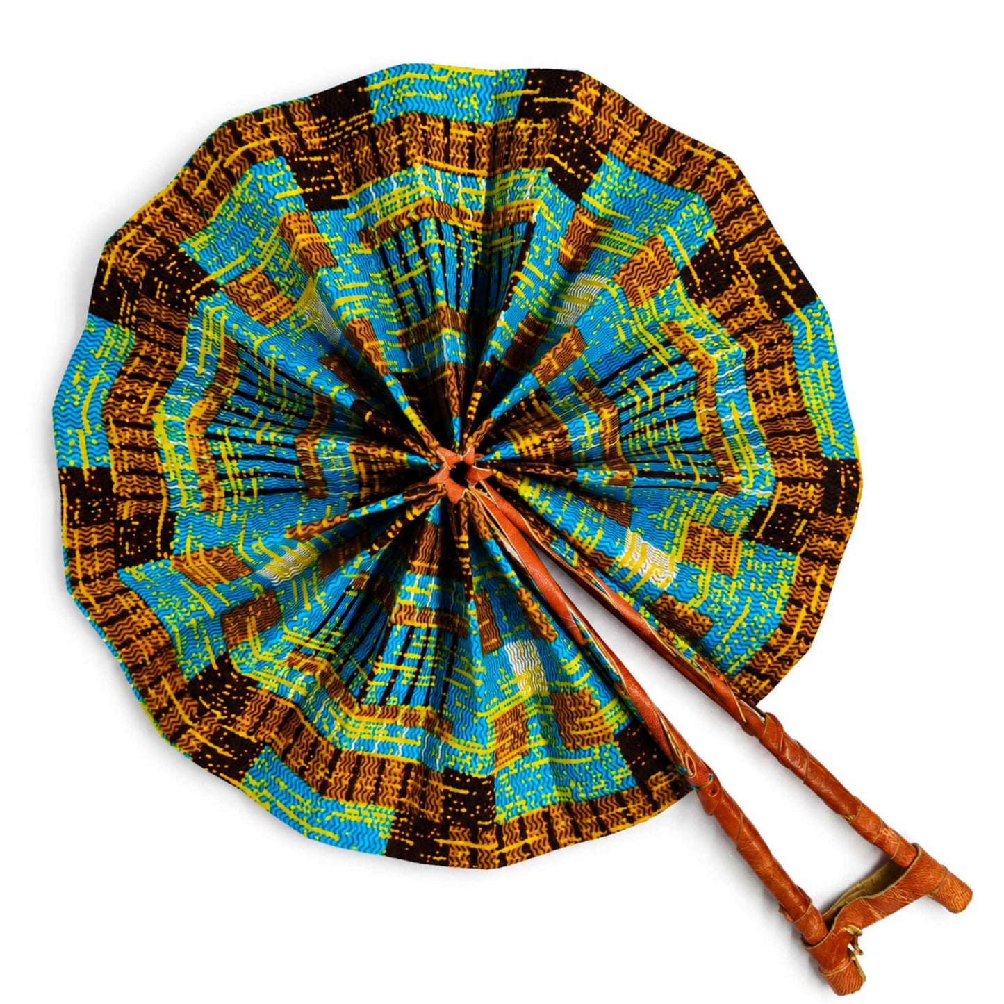 Éventail africain artisanal ouvert, en tissu wax bleu turquoise, jaune et marron, avec structure et manche en bois, sur fond blanc.
