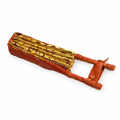 Éventail africain pliable présenté fermé, en tissu wax doré et marron, avec structure artisanale en bois et finitions marron.