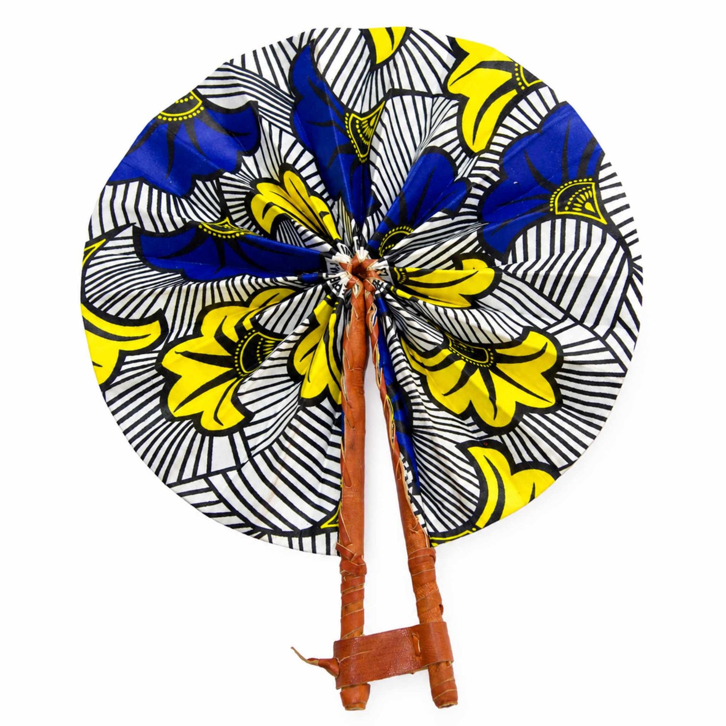 Éventail africain artisanal ouvert en tissu wax motif Fleurs de mariage, bleu, jaune, noir et blanc, avec structure en bois.