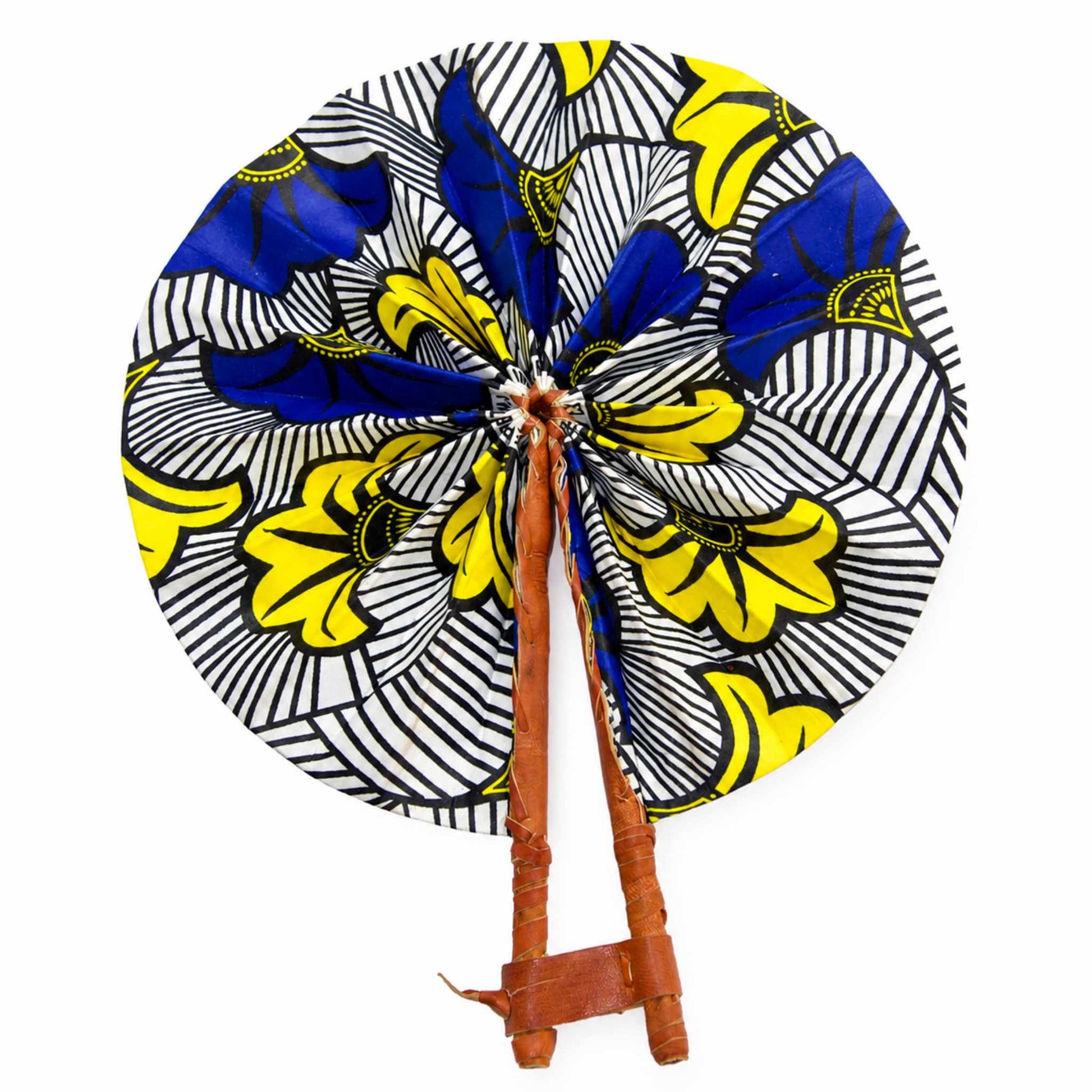 Éventail africain artisanal ouvert en tissu wax motif Fleurs de mariage, bleu, jaune, noir et blanc, avec structure en bois.