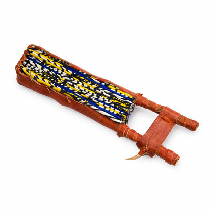 Éventail africain pliable présenté fermé, en tissu wax bleu et jaune motif Fleurs de mariage, avec manche artisanal en bois.