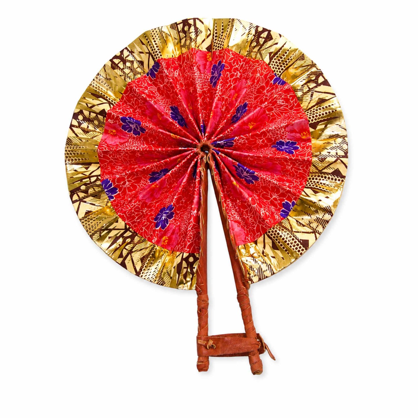Seconde face d’un éventail africain artisanal en tissu wax rouge à motifs floraux violets, entourée d’une large bordure dorée et marron.
