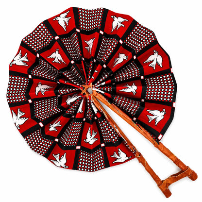 Éventail africain artisanal en wax rouge à motifs d’oiseaux