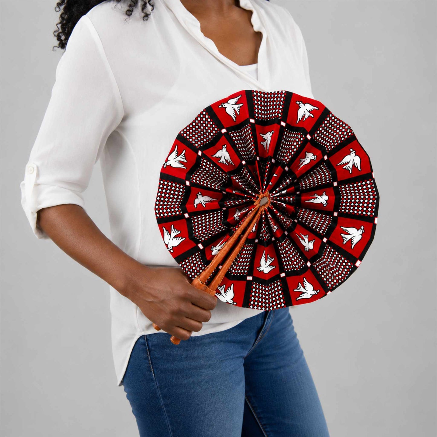 Éventail africain artisanal en wax rouge à motifs d’oiseaux