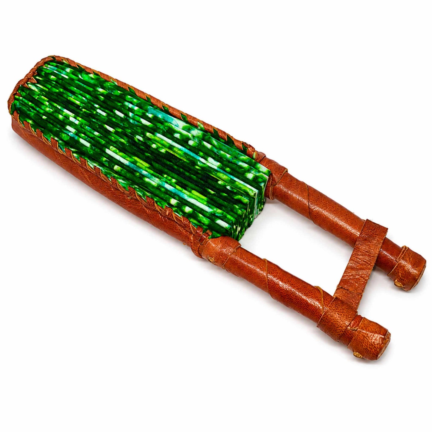 Éventail africain pliable présenté fermé, en tissu wax vert, avec structure artisanale en bois et finitions marron.