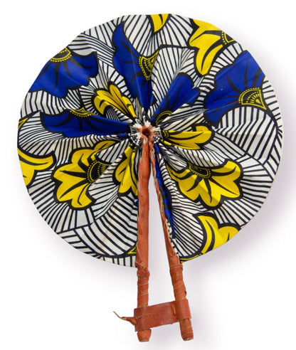 Éventail africain pliable ouvert en tissu wax blanc fleurs de mariage bleu roi et jaune citron avec motifs graphiques noirs et manche en cuir tressé terracotta - Accessoire artisanal recyclé Djêkoo Wax