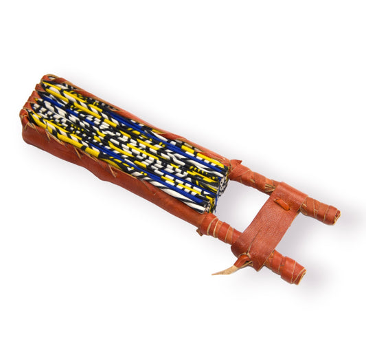 Éventail africain pliable fermé en tissu wax blanc à grandes fleurs bleu roi et jaune citron avec motifs graphiques noirs et monture en cuir tressé terracotta - Accessoire artisanal recyclé Djêkoo Wax

