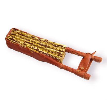 Éventail africain pliable fermé en tissu wax doré à motifs géométriques Bogolan marron et noir avec monture et manche en cuir tressé terracotta - Accessoire artisanal Djêkoo Wax