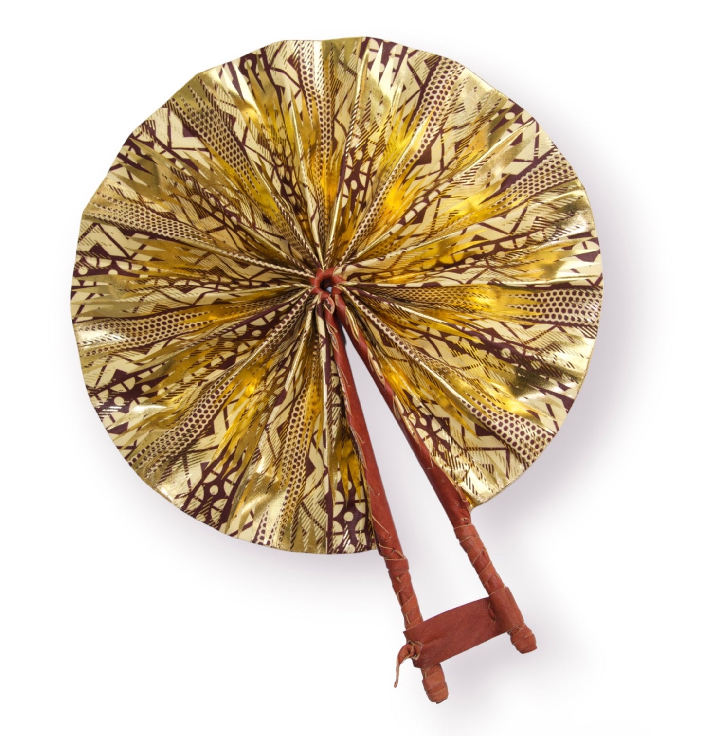 Vue verso éventail africain pliable ouvert entièrement en tissu wax doré à motifs géométriques Bogolan marron et noir avec manche en cuir tressé terracotta - Accessoire artisanal Djêkoo Wax