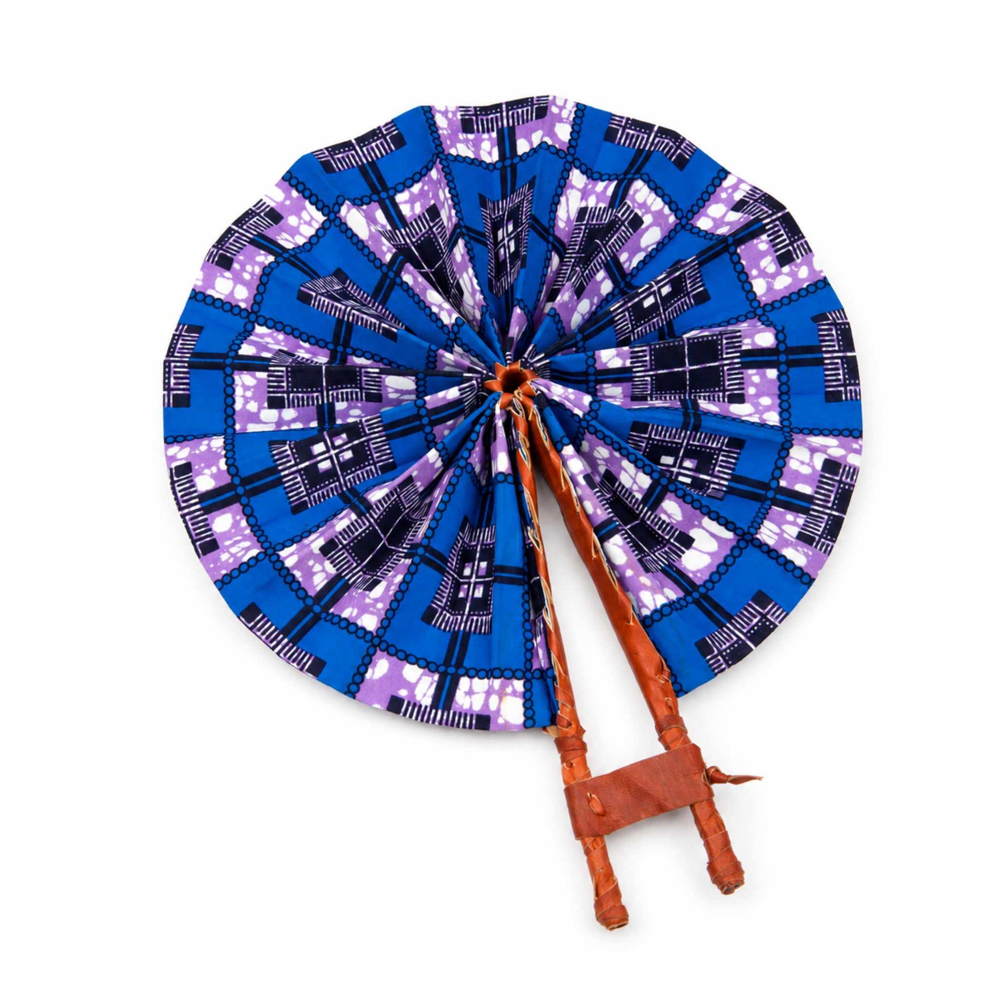 Eventail fait main en tissu wax avec monture pliable en cuir végétal. Couleur dominante bleu, couleur secondaire noir, blanc, violet