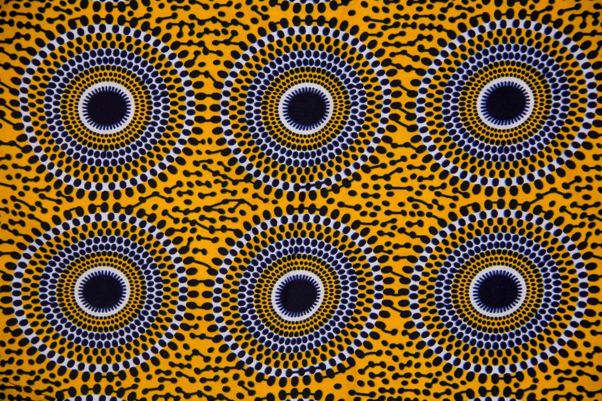 Détail du tissu wax motif Disque jaune et noir