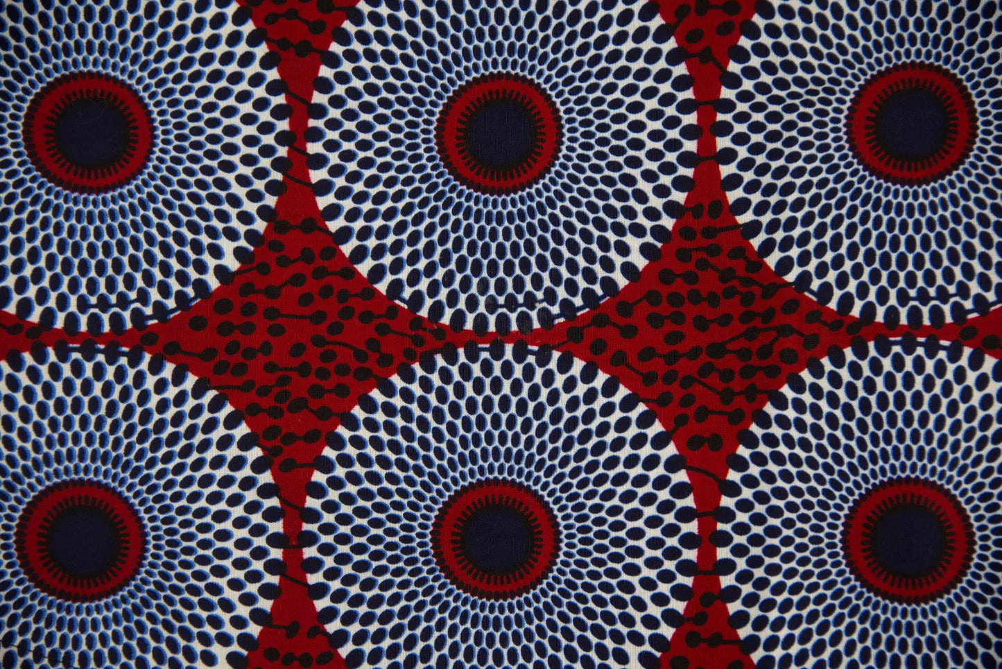 Détail du tissu wax motif Disque rouge foncé bleu nuit et blanc